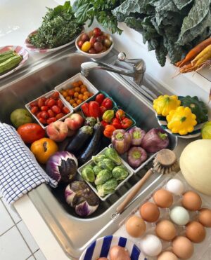 Marie Kondo Instagram - Bringing new energy into the new year doesn't have to be part of a drastic change...it can start with something small! The colorful produce @justines.table shows here is the perfect example of how one trip to the store or farmers market can spark joy. How are you bringing new energy into 2023?