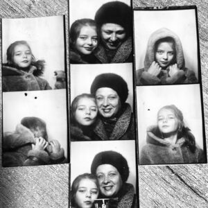 Marina Aleksandrova Instagram - Фотографии из твоего кошелька, счастливое воспоминание о нашей с тобой прогулке в Петербурге…вчера ты накрасилась и пошла к врачу, твоя подруга Аля ждала звонка в 17.00( как обычно)… а твоя дочь, сын, внучки и правнуки наполненные твоим жизнелюбием, думали, что встретим твои 100 лет…Но мы встретим, обязательно весело, как ты любишь, посмеемся, выпьем бокал и съедим твои любимые шоколадные конфеты, ведь ты продолжаешься во всех нас…Бабушка, лети легко!
 
А своим внукам я пишу здесь, чтобы они увидели в кого у них такой горящий взгляд, который непременно обретет новую жизнь в потомках! #фотоальбомдлявнуков
