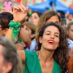 Marina Glezer Instagram - Si fuiste violento; o ahora podes identificar prácticas violentas, discúlpate, es un buen momento, hablá con tu victima o con las personas que vulneraste, antes de que puedas acusarla de victimización, de ser loca, de ser despechada, de mentir, de querer plata, de ser puta o service. 
No tengas miedo. Todo se transforma si podemos reconocernos en nuestros errores y no seguir cometiéndolos porque los NEGAMOS o IGNORAMOS.
Y basta de silencios sanos y diagnosticar quien es tóxico y quien no, difamar también es violencia.
Saludos y buen finde, en este día de sol, en ARGENTINA 🇦🇷 donde el 55% de la población no puede comer, ni tiene las necesidades básicas satisfechas.
Besos al FMI, a la deuda y a la fuga. Y a los bancos.
💚💜 Che, quién mandó a matar a Cristina? 
El poder judicial es partidario, misógino y antidemocrático. No hay justicia, queremos paz. 
Y construir una sociedad LIBRE de violencias.
Donde responsables civiles, seamos todos a la par, 
y en la medida de sus obligaciones, según sus deberes.
Creo que la coherencia, entre el decir y el hacer, radica en que sea una consecución del sentir y el pensar, 
así acotaremos distancias, diferencias y promoveremos la integridad colectiva que nos hace falta para recuperar nuestra autoestima y valor, en nosotros mismos.