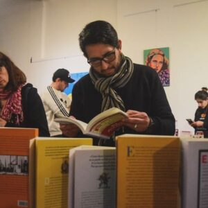 Marina Glezer Instagram - Gracias a todos y todas por pasar 
por la Feria del libro peronista 📚✌🏼 del @pj.ciudad 
Gracias a todas las editoriales y a los invitados e invitadas @sipreba @vanesasiley @agulecchi @tomas.eliaschev y también a @tutehumor por la hermosa Evita, gracias a @saboridopeter y a @marianohamiltonok junto a @lulihamilton, a Rudy y a las autoridades del partido presidente @marianorecaldeok y vicepresidentes @kellyolmosok y @juanabalmedina también agradecer a @antolinmagallanes junto a @pablo.campos.336 de nuevo encuentro,  a los compañeros y compañeras del partido @villanuevaruben @lacolobostera @julietamasoch @kukirod y huevo por tanto trabajo. 
Al bar de las mejores medialunas y café @noeliafois @nereazuk caro ✨y también @natnar_74 🖼️
Gracias por las fotos @correacamilaf @violepietrafesa @unaluconj @marita_aronez 💜
Gracias también a las compañeras de @mujerespjcaba @antoportaneri y @malegmagnasco por el diploma, el altar y el emocionante acto conmemorativo de nuestra jefa espiritual. 💐

Gracias por tanta onda compañera, 
leer es bárbaro. 
@pj.ciudad 
@marianorecaldeok