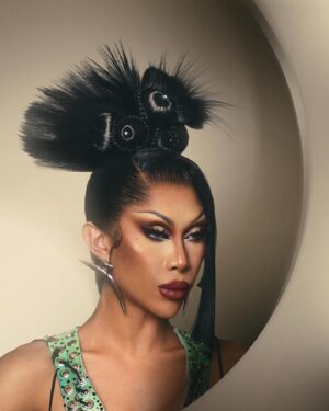 Marina Summers Instagram - Slither me this, slither me that 🐍

Blessed Drag Con Day 2 with this Look @rupaulsdragcon 🤘🏽💚 Thank you all so kuch to everyone who came by to see The Assassin last weekend! Now back on to our world tour! 🫡☀️

Wearing a @moritziden inspired look by @maraxchua 
Photo @dennisulit 
Art direction @vincecanlapan 
Hair by @wigsbymargaux 
Styled by @paulxsese
Assisted by @acetumambing