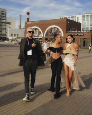 Marina Zhadan Instagram - Наш первый официальный выход и сразу фурор…

Счастливы раскрыть интригу о нашем сотрудничестве именно на дорожке премии МУЗ ТВ. Теперь можно официально объявить – Карина Нигай стилист Мари Краймбрери⭐️

Вчера мы презентовали нашу совместную работу…Инь и янь, день и ночь, какие еще сравнения приходят в голову, глядя на эти наряды?

В нереальной коллаборации у нас получилось создать супер образ для Мари, в котором невозможно остаться незамеченной, собирая вспышки камер и комплименты. Это наша первая совместная работа и сразу для большой премии. Несмотря на короткие сроки, нам удалось сделать крутой результат и кайфануть от процесса.

Теперь и вы все знаете… @karina_nigay - стилист @marikraimbrery и, наконец-то, мы можем приоткрыть закулисье создания этих образов и показать вам все…
А дальше будет еще круче🤍