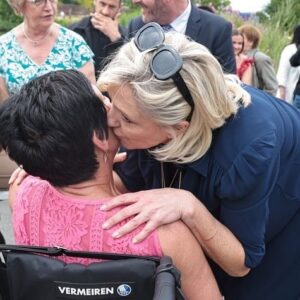 Marine Le Pen Instagram - Auprès de vous, toujours ! ❤️