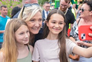 Marine Le Pen Instagram - Auprès de vous, toujours ! ❤️
