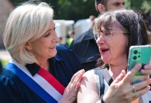 Marine Le Pen Instagram - Auprès de vous, toujours ! ❤️