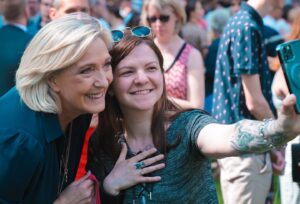 Marine Le Pen Instagram - Auprès de vous, toujours ! ❤️