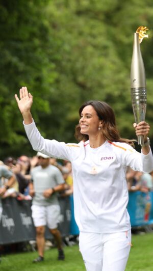 Marine Lorphelin Instagram - @marinelorphelin_off enflamme Dijon ! 🔥 
Après avoir navigué à travers l’Atlantique pour emmener la Flamme aux Antilles, c’est un retour en terre Bourguignonne là où tout à commencé qu’elle a allumé le chaudron !