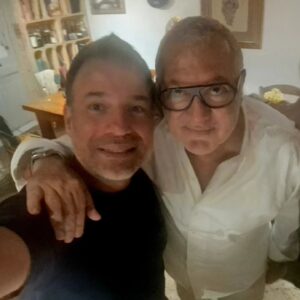 Mario Barravecchia Instagram - Il y a des moments comme ceux là... suspendus, hors du temps... une bande de copains, une bonne table, du bon vin... et surtout la joie de vivre.
Les rencontres sont les plus belles étapes d'une vie, profitez, partagez un maximum car l'amitié est rare !
Des rires, des émotions, de la folie ...
Un excellent repas chez mon ami @fred_menager avec deux légendes @richardanconina et @christopherlambertofficiel et mon ami @michelhalimi 
Merci les copains !

#amitié #friend #burgundy #cinema #movie