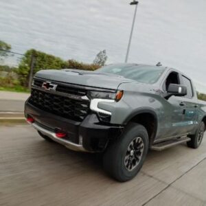 Mario Horton Instagram - Me invitaron a vivir la #EmociónSilverado.
La ZR2 🛻 💨 es la combinación perfecta de versatilidad y potencia, diseñada para enfrentar cualquier terreno.
Ya sea en el off road con su impresionante tracción y estabilidad, o en la ciudad 🏙️ y carretera 🛣️ con su confort y tecnología avanzada, cada viaje es una experiencia única!

#ManejemosJuntos con @chevroletcl