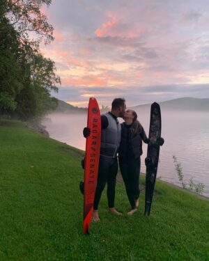 Maripier Morin Instagram - Raphaël, c’est mon petit frère. 
On l’appelait chouchou, parce qu’il était la personne préférée de tous ceux qui le connaissaient.

Ralph adorait cuisiner, faire du ski nautique au lac et du snowboard dans la grosse poudreuse des Chic-Chocs.

Il aimait sa Gaspésie, le chalet et il avait une passion infinie pour le beurre. 

Il était généreux, avenant, travaillant, sensible et surtout très gourmand. Son intensité et sa passion faisait de lui un magnifique feu d’artifice. 

Il avait une oreille bienveillante pour tous ceux qui désiraient se confier et racontait les histoires comme personne. 
Il était drôle, enjoué, de bonne compagnie.

Raphaël était bon dans tout: du violon au karaté en passant par le patin de vitesse, le football, le monocycle, les arts du cirque, le golf, et même le grand ménage. 

Ce qu’il aimait par dessus tout, c’était sa blonde Val et son bébé, Charlo Chien, sa famille et ses amis.

Malheureusement, Raphaël portait également en lui une grande souffrance. Il se battait depuis plusieurs années avec un trouble de la dépendance. 

Il a décidé de mettre fin à celle-ci le 9 juillet dernier.

Les mots nous manquent pour exprimer le vide et la douleur que nous éprouvons. 

En espérant que ton coeur est plus léger là ou tu es.
Je t’aime 

Si vous souffrez ou vivez des moments difficiles, sachez que des ressources existent. Appel avant..
SOS suicide: 1-866-APPELLE ou le 9-8-8
Aide Drogue et référence: 1-800-265-2626

Si vous désirez faire un don à sa mémoire aux Maisons Péladeau, le lien est dans ma bio. 

En général, la mort fait que l’on devient plus attentif à la vie. - Paulo Coelho