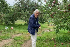 Maripier Morin Instagram - Grand-Maman Anna.
Joueuse, coquine, douce, chaleureuse, rieuse.
Tu aimais danser et chanter. 
Tu trichais au Rummy pour nous faire jouer plus longtemps, en augmentant les gains de la cagnotte. 
Tu cachais des pommes dans tes poches quand on allait en cueillir à l’île d’Orléans. 
Tu emballais des cadeaux par centaines à noël, tu nous écrivais les plus belles cartes avec ta calligraphie impeccable. 
Je n’encaissais plus les chèques que tu me donnais pour mon anniversaire depuis des années. Je préférais conserver ton écriture qui à mes yeux avait une bien plus grande valeur.
Tu nous as fais des mousses aux fraises et aux bleuets, donnés des bâtons de rhubarbes avec des verres pleins de sucre blanc, fait de la soupe en masse, mais rien n’égalait ton macaroni au lipsyl. 
Tu aimais te baigner dans le lac et peindre. 
Tu avais des oignons sur les pieds, mais les mains les plus douce du monde. 
Tu représente ce que la vie a de plus bon. 
Une grand-maman curieuse, bienveillante, confortable. 
Tu es partie doucement, ton petit coeur a finalement pris son repos, après 97 années à battre pour aimer et prendre soin des tiens.
Merci pour tout.
Va t’occuper de Raph là haut. 
Va rejoindre ton Oriel. 
Je t’aime