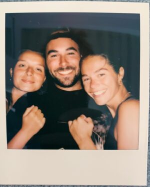 Maripier Morin Instagram - Raphaël, c’est mon petit frère. 
On l’appelait chouchou, parce qu’il était la personne préférée de tous ceux qui le connaissaient.

Ralph adorait cuisiner, faire du ski nautique au lac et du snowboard dans la grosse poudreuse des Chic-Chocs.

Il aimait sa Gaspésie, le chalet et il avait une passion infinie pour le beurre. 

Il était généreux, avenant, travaillant, sensible et surtout très gourmand. Son intensité et sa passion faisait de lui un magnifique feu d’artifice. 

Il avait une oreille bienveillante pour tous ceux qui désiraient se confier et racontait les histoires comme personne. 
Il était drôle, enjoué, de bonne compagnie.

Raphaël était bon dans tout: du violon au karaté en passant par le patin de vitesse, le football, le monocycle, les arts du cirque, le golf, et même le grand ménage. 

Ce qu’il aimait par dessus tout, c’était sa blonde Val et son bébé, Charlo Chien, sa famille et ses amis.

Malheureusement, Raphaël portait également en lui une grande souffrance. Il se battait depuis plusieurs années avec un trouble de la dépendance. 

Il a décidé de mettre fin à celle-ci le 9 juillet dernier.

Les mots nous manquent pour exprimer le vide et la douleur que nous éprouvons. 

En espérant que ton coeur est plus léger là ou tu es.
Je t’aime 

Si vous souffrez ou vivez des moments difficiles, sachez que des ressources existent. Appel avant..
SOS suicide: 1-866-APPELLE ou le 9-8-8
Aide Drogue et référence: 1-800-265-2626

Si vous désirez faire un don à sa mémoire aux Maisons Péladeau, le lien est dans ma bio. 

En général, la mort fait que l’on devient plus attentif à la vie. - Paulo Coelho