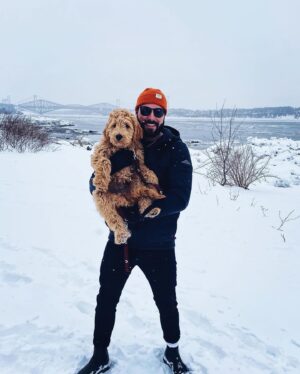 Maripier Morin Instagram - Raphaël, c’est mon petit frère. 
On l’appelait chouchou, parce qu’il était la personne préférée de tous ceux qui le connaissaient.

Ralph adorait cuisiner, faire du ski nautique au lac et du snowboard dans la grosse poudreuse des Chic-Chocs.

Il aimait sa Gaspésie, le chalet et il avait une passion infinie pour le beurre. 

Il était généreux, avenant, travaillant, sensible et surtout très gourmand. Son intensité et sa passion faisait de lui un magnifique feu d’artifice. 

Il avait une oreille bienveillante pour tous ceux qui désiraient se confier et racontait les histoires comme personne. 
Il était drôle, enjoué, de bonne compagnie.

Raphaël était bon dans tout: du violon au karaté en passant par le patin de vitesse, le football, le monocycle, les arts du cirque, le golf, et même le grand ménage. 

Ce qu’il aimait par dessus tout, c’était sa blonde Val et son bébé, Charlo Chien, sa famille et ses amis.

Malheureusement, Raphaël portait également en lui une grande souffrance. Il se battait depuis plusieurs années avec un trouble de la dépendance. 

Il a décidé de mettre fin à celle-ci le 9 juillet dernier.

Les mots nous manquent pour exprimer le vide et la douleur que nous éprouvons. 

En espérant que ton coeur est plus léger là ou tu es.
Je t’aime 

Si vous souffrez ou vivez des moments difficiles, sachez que des ressources existent. Appel avant..
SOS suicide: 1-866-APPELLE ou le 9-8-8
Aide Drogue et référence: 1-800-265-2626

Si vous désirez faire un don à sa mémoire aux Maisons Péladeau, le lien est dans ma bio. 

En général, la mort fait que l’on devient plus attentif à la vie. - Paulo Coelho
