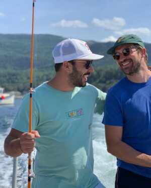Maripier Morin Instagram - Raphaël, c’est mon petit frère. 
On l’appelait chouchou, parce qu’il était la personne préférée de tous ceux qui le connaissaient.

Ralph adorait cuisiner, faire du ski nautique au lac et du snowboard dans la grosse poudreuse des Chic-Chocs.

Il aimait sa Gaspésie, le chalet et il avait une passion infinie pour le beurre. 

Il était généreux, avenant, travaillant, sensible et surtout très gourmand. Son intensité et sa passion faisait de lui un magnifique feu d’artifice. 

Il avait une oreille bienveillante pour tous ceux qui désiraient se confier et racontait les histoires comme personne. 
Il était drôle, enjoué, de bonne compagnie.

Raphaël était bon dans tout: du violon au karaté en passant par le patin de vitesse, le football, le monocycle, les arts du cirque, le golf, et même le grand ménage. 

Ce qu’il aimait par dessus tout, c’était sa blonde Val et son bébé, Charlo Chien, sa famille et ses amis.

Malheureusement, Raphaël portait également en lui une grande souffrance. Il se battait depuis plusieurs années avec un trouble de la dépendance. 

Il a décidé de mettre fin à celle-ci le 9 juillet dernier.

Les mots nous manquent pour exprimer le vide et la douleur que nous éprouvons. 

En espérant que ton coeur est plus léger là ou tu es.
Je t’aime 

Si vous souffrez ou vivez des moments difficiles, sachez que des ressources existent. Appel avant..
SOS suicide: 1-866-APPELLE ou le 9-8-8
Aide Drogue et référence: 1-800-265-2626

Si vous désirez faire un don à sa mémoire aux Maisons Péladeau, le lien est dans ma bio. 

En général, la mort fait que l’on devient plus attentif à la vie. - Paulo Coelho