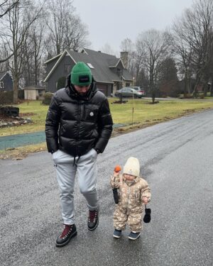 Maripier Morin Instagram - Raphaël, c’est mon petit frère. 
On l’appelait chouchou, parce qu’il était la personne préférée de tous ceux qui le connaissaient.

Ralph adorait cuisiner, faire du ski nautique au lac et du snowboard dans la grosse poudreuse des Chic-Chocs.

Il aimait sa Gaspésie, le chalet et il avait une passion infinie pour le beurre. 

Il était généreux, avenant, travaillant, sensible et surtout très gourmand. Son intensité et sa passion faisait de lui un magnifique feu d’artifice. 

Il avait une oreille bienveillante pour tous ceux qui désiraient se confier et racontait les histoires comme personne. 
Il était drôle, enjoué, de bonne compagnie.

Raphaël était bon dans tout: du violon au karaté en passant par le patin de vitesse, le football, le monocycle, les arts du cirque, le golf, et même le grand ménage. 

Ce qu’il aimait par dessus tout, c’était sa blonde Val et son bébé, Charlo Chien, sa famille et ses amis.

Malheureusement, Raphaël portait également en lui une grande souffrance. Il se battait depuis plusieurs années avec un trouble de la dépendance. 

Il a décidé de mettre fin à celle-ci le 9 juillet dernier.

Les mots nous manquent pour exprimer le vide et la douleur que nous éprouvons. 

En espérant que ton coeur est plus léger là ou tu es.
Je t’aime 

Si vous souffrez ou vivez des moments difficiles, sachez que des ressources existent. Appel avant..
SOS suicide: 1-866-APPELLE ou le 9-8-8
Aide Drogue et référence: 1-800-265-2626

Si vous désirez faire un don à sa mémoire aux Maisons Péladeau, le lien est dans ma bio. 

En général, la mort fait que l’on devient plus attentif à la vie. - Paulo Coelho