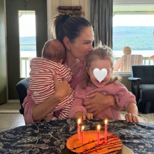 Maripier Morin Instagram - 4 ans Déjà que j’ai fait le choix d’arrêter de consommer.

Dans les fraternités, on nous parles des promesses, et des cadeaux de rétablissements. 
Et bien sachez que ce ne sont pas des légendes et qu’ils arrivent bel et bien.
Margot, Henri, vous êtes certainement mes plus beaux cadeaux. Plus beau que tout ce que j’aurais pu souhaiter.
Malgré les épreuves que la vie continue de mettre sur mon chemin, je sais maintenant que 24h à la fois, tout est possible.
Merci et Bravo mon amour pour ton 4 ans. Grâce à toi, le quotidien est plus lumineux. ❤️