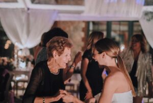 Maripier Morin Instagram - Grand-Maman Anna.
Joueuse, coquine, douce, chaleureuse, rieuse.
Tu aimais danser et chanter. 
Tu trichais au Rummy pour nous faire jouer plus longtemps, en augmentant les gains de la cagnotte. 
Tu cachais des pommes dans tes poches quand on allait en cueillir à l’île d’Orléans. 
Tu emballais des cadeaux par centaines à noël, tu nous écrivais les plus belles cartes avec ta calligraphie impeccable. 
Je n’encaissais plus les chèques que tu me donnais pour mon anniversaire depuis des années. Je préférais conserver ton écriture qui à mes yeux avait une bien plus grande valeur.
Tu nous as fais des mousses aux fraises et aux bleuets, donnés des bâtons de rhubarbes avec des verres pleins de sucre blanc, fait de la soupe en masse, mais rien n’égalait ton macaroni au lipsyl. 
Tu aimais te baigner dans le lac et peindre. 
Tu avais des oignons sur les pieds, mais les mains les plus douce du monde. 
Tu représente ce que la vie a de plus bon. 
Une grand-maman curieuse, bienveillante, confortable. 
Tu es partie doucement, ton petit coeur a finalement pris son repos, après 97 années à battre pour aimer et prendre soin des tiens.
Merci pour tout.
Va t’occuper de Raph là haut. 
Va rejoindre ton Oriel. 
Je t’aime