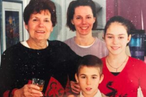 Maripier Morin Instagram - Grand-Maman Anna.
Joueuse, coquine, douce, chaleureuse, rieuse.
Tu aimais danser et chanter. 
Tu trichais au Rummy pour nous faire jouer plus longtemps, en augmentant les gains de la cagnotte. 
Tu cachais des pommes dans tes poches quand on allait en cueillir à l’île d’Orléans. 
Tu emballais des cadeaux par centaines à noël, tu nous écrivais les plus belles cartes avec ta calligraphie impeccable. 
Je n’encaissais plus les chèques que tu me donnais pour mon anniversaire depuis des années. Je préférais conserver ton écriture qui à mes yeux avait une bien plus grande valeur.
Tu nous as fais des mousses aux fraises et aux bleuets, donnés des bâtons de rhubarbes avec des verres pleins de sucre blanc, fait de la soupe en masse, mais rien n’égalait ton macaroni au lipsyl. 
Tu aimais te baigner dans le lac et peindre. 
Tu avais des oignons sur les pieds, mais les mains les plus douce du monde. 
Tu représente ce que la vie a de plus bon. 
Une grand-maman curieuse, bienveillante, confortable. 
Tu es partie doucement, ton petit coeur a finalement pris son repos, après 97 années à battre pour aimer et prendre soin des tiens.
Merci pour tout.
Va t’occuper de Raph là haut. 
Va rejoindre ton Oriel. 
Je t’aime