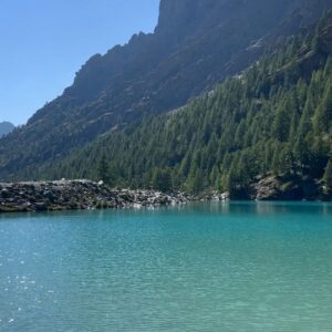 Marisa Passera Instagram - Io che come nella canzone di Brunori parto per scalare le montagne e poi ,di solito , mi fermo al primo ristorante , quest’anno prometto ( al mio cuore , a Filippo al Vic e al mio contapassi dell’iphone) di camminare un po’ di più . Perché poi lassù è bellissimo 💙
