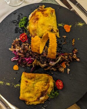 Marisa Passera Instagram - Se 2 oggi si sono sposati sugli sci, 4 hanno acceso il camino, 3 hanno mangiato le crespelle, 2 sono andati in onda, 1 solo ha sciato, chi ha scattato le foto? @cervinoskiparadise @radiodeejay #day3 ha