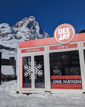 Marisa Passera Instagram - Se 2 oggi si sono sposati sugli sci, 4 hanno acceso il camino, 3 hanno mangiato le crespelle, 2 sono andati in onda, 1 solo ha sciato, chi ha scattato le foto? @cervinoskiparadise @radiodeejay #day3 ha
