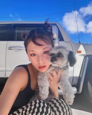 Mariya Nishiuchi Instagram - 🌈☁️☀️🌻🍉🚗🐕🪸🦦🤍

山道やキャンプの時は泥だらけになってもいいもうひとつの相棒FJクルーザーと😘