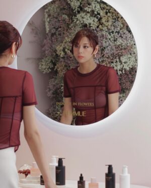 Mariya Nishiuchi Instagram - 私が普段愛用している韓国発のモダンボタニカルビューティブランド「FEMMUE(ファミュ)」
@femmue_japan が7月6日(土)・7日(日)ブランド初となる 路面店での期間限定POPUPを表参道で開催🌟
早速体験してきました〜

クリア肌美容液「ルミエール ヴァイタルC」が7月6日に進化して発売され、透明感のあるクリアな肌を追求し、毛穴が気になる肌にハリ感を与え、きめの整った滑らかな肌にしてくれます✨

乾燥した肌に水分と油分をバランスよく与えながら、肌のうるおいバリア機能をサポートしてくれる、新登場のシートマスク「ドリームグロウマスク(HR)」もいち早くゲットできるし、店内もとっても可愛く、成分の説明もとても細かく伝えて下さって、実際に手に取って試せるのでぜひ行ってみてね🥳

セルフフォトブースもあって楽しかった😋

　
<FEMMUE OMOTESANDO 2DAYS POP-UP STORE> 開催日時:2024年7月6日(土)10:00-19:00 / 7日(日) 10:00-18:30 会場:seeen(https://seeen.jp/) 
住所:東京都渋谷区神宮前4-13-12

@femmue_japan

#FEMMUE#ファミュ#ドリームグロウマスク #ルミエールヴァイタルC#PR