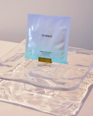 Mariya Nishiuchi Instagram - 私が普段愛用している韓国発のモダンボタニカルビューティブランド「FEMMUE(ファミュ)」
@femmue_japan が7月6日(土)・7日(日)ブランド初となる 路面店での期間限定POPUPを表参道で開催🌟
早速体験してきました〜

クリア肌美容液「ルミエール ヴァイタルC」が7月6日に進化して発売され、透明感のあるクリアな肌を追求し、毛穴が気になる肌にハリ感を与え、きめの整った滑らかな肌にしてくれます✨

乾燥した肌に水分と油分をバランスよく与えながら、肌のうるおいバリア機能をサポートしてくれる、新登場のシートマスク「ドリームグロウマスク(HR)」もいち早くゲットできるし、店内もとっても可愛く、成分の説明もとても細かく伝えて下さって、実際に手に取って試せるのでぜひ行ってみてね🥳

セルフフォトブースもあって楽しかった😋

　
<FEMMUE OMOTESANDO 2DAYS POP-UP STORE> 開催日時:2024年7月6日(土)10:00-19:00 / 7日(日) 10:00-18:30 会場:seeen(https://seeen.jp/) 
住所:東京都渋谷区神宮前4-13-12

@femmue_japan

#FEMMUE#ファミュ#ドリームグロウマスク #ルミエールヴァイタルC#PR