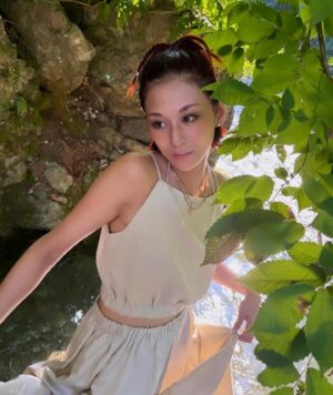 Mariya Nishiuchi Instagram - 10年以上通っている大好きな川に行ってきました〜🌱

この夏も旅行や自然のあるところに沢山出かける予定なのでそんな時には上質な素材で心地の良いバナナ・リパブリックが大活躍です！
今回はビスコースリネン素材のセットアップで☺️🤍

@bananarepublic_jp
#バナナリパブリック #バナリパ #リネン #PR