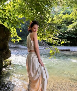 Mariya Nishiuchi Instagram - 10年以上通っている大好きな川に行ってきました〜🌱

この夏も旅行や自然のあるところに沢山出かける予定なのでそんな時には上質な素材で心地の良いバナナ・リパブリックが大活躍です！
今回はビスコースリネン素材のセットアップで☺️🤍

@bananarepublic_jp
#バナナリパブリック #バナリパ #リネン #PR