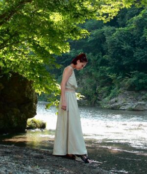 Mariya Nishiuchi Instagram - 10年以上通っている大好きな川に行ってきました〜🌱

この夏も旅行や自然のあるところに沢山出かける予定なのでそんな時には上質な素材で心地の良いバナナ・リパブリックが大活躍です！
今回はビスコースリネン素材のセットアップで☺️🤍

@bananarepublic_jp
#バナナリパブリック #バナリパ #リネン #PR