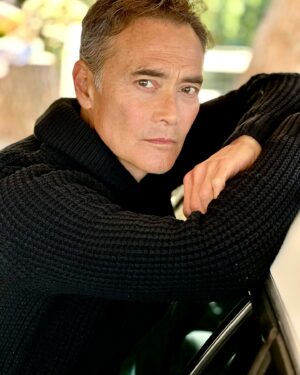 Mark Dacascos Instagram - Aloha! Hope you’re having a good week. Yes, this IS my happy face😆Photo @peggysirota 
Asst. @juliedacascos 🙏🏽❤️🤙🏽
