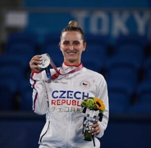 Markéta Vondroušová Instagram - Je mi to moc líto, ale ze zdravotních důvodů se neúčastním letošních olympijských her v Paříži💔
Doufala jsem do poslední chvíle,že by to mohlo jít alespoň v deblu, ale problémy s rukou mě na kurt nepustí.  Soustředím se teď,abych byla v pořádku na US Open, všem českým reprezentantům ve Francii budu držet palce na dálku🤞🏻🏅

Snad brzo na kurtě❤️‍🩹
