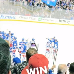 Marko Lehtosalo Instagram - Min äldsta dotter Moas julklapp blev en härlig vistelse i New York! Vi kommer bära med oss fantastiska minnen från den här resan. 

Tack @zibanejad93 @irmahelinzibanejad @brynolfljung @tobbeblomtrollkarl @claeslette  @williammickelsson för krattande av manege 🙏🏼❤️