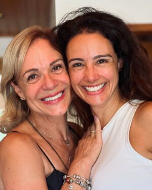 Marta Andrino Instagram - Eu sei que tenho muita SORTE, reconheço-a e admito-a: Tenho a MELHOR MÃE DO MUNDO, que hoje faz anos e a cada ano se torna maior e melhor, em tudo. Todos os dias lhe digo que a amo, hoje digo-o ao mundo: AMO MUITO A MINHA MÃE ♥️ 
Obrigada por me ensinares a realizar sempre os meus sonhos, assim como fazes com os teus 🎈🎉 PARABÉNS @andrinocarla #amaefazanos #muitasorte #minhamae #diadefesta #parabens