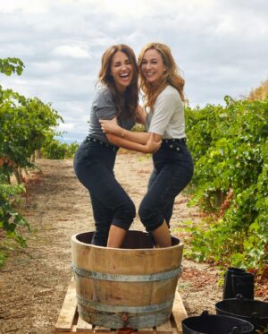 Marta Hazas Instagram - Feliz cumpleaños bonitura ❤️🎉🎂
Me hubiera encantado estar hoy contigo pero no ha podido ser por exigencias de guion. Prometo colarme en tu próximo cumpleaños 😜
Qué sigamos riéndonos así juntas toda la vida, amiguita @pau_eche Love U 
 .
( he tenido que poner una foto de serias después del vídeo random, madre mía que tremendos documentos tengo en mi carrete 😂)