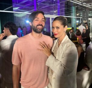 Marta Melro Instagram - Antes de eu encher este perfil com fotos lindonas que tenho da festa de ontem, vamos fazer uma pausa para o momento em que eu e o @diogovalsassina tentamos recriar a nossa foto icónica de há 20 anos atrás nos Morangos 😱😱😱😱
Tojó e Xana são agora quase quarentões e não conseguiram recriar a foto com muito sucesso porque se escangalhavam a rir sempre que tentavam 😂😂 
Valsa estamos uns crescidos 😄