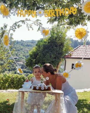 Marta Melro Instagram - E por aqui as comemorações continuaram porque a família nortenha aguardava para cantar os parabéns à mais doce florzinha , ela não se importou nada de repetir! 😄🌼💛