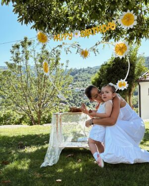 Marta Melro Instagram - E por aqui as comemorações continuaram porque a família nortenha aguardava para cantar os parabéns à mais doce florzinha , ela não se importou nada de repetir! 😄🌼💛