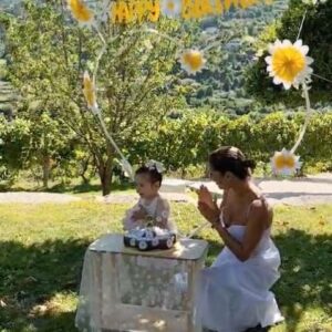 Marta Melro Instagram - E por aqui as comemorações continuaram porque a família nortenha aguardava para cantar os parabéns à mais doce florzinha , ela não se importou nada de repetir! 😄🌼💛