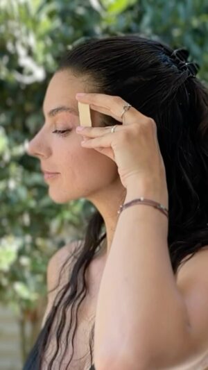 Marta Ondráčková Instagram - TEJPOVÁNÍ VRANÍCH NOŽEK a další díl tejpovacího seriálu s @beautytape.cz 
Nezapomeňte, že tejpování obličeje je vhodné pouze s tejpy, které jsou na to určené. S mým kódem UDRZKSICHT máte na @beautytape.cz slevu 15 % na celý sortiment. 
Tejpování vraních nožek je velice efektivní způsob, jak se zbavit jemných vrásek kolem očí. Pořád mysleme na to, že tejpování je doplňková technika. Takže je potřeba předtím celou oblast rozmasírovat, ideálně i posílit. 

Pokud chcete poslat odkaz, tak stačí do komentáře napsat MASÁŽ. 

#udrzksicht #tape #beautytape #tejpovani #kosmeticketejpovani
#vraskykolemoci #vraninozky #purebeauty #41 #oci