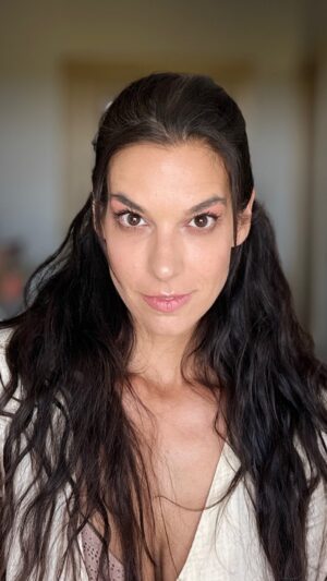 Marta Ondráčková Instagram - ROZTEKLÝ OBLIČEJ? V létě ani v jakémkoliv jiném období! Pokud chcete mít svůj ksichtík pod kontrolou, mám pro vás základní pravidla.
1. Čištění
2. Exfoliace
3. Masky
4. Tonizace
5. Séra
6. Cvičení
7. Masáže
8. Masáže
9. Masáže
10. Kvalitní jídlo, pití, sex a společnost

#udrzksicht #udrzlife #41 #rutina #pece #prirodnikosmetika #cleanbeauty #dvoufazovecisteni #exfoliace #maska #tonner #tonikum #serum #aktivniserum #massage #skulpturalnimasaz #skulpturalnilifting #bezmakeupu #nontoxicbeauty #greenbeauty #leto #letnipece #letnimakeup
