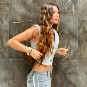 Marta Sánchez Instagram - Y un día como hoy, hace 21 años, nació la persona más importante de mi vida…. Un día como hoy, tenía en mis brazos lo más grande que se puede tener… Y fue tal la emoción, que no podia dejar de llorar……Te quiero con locura hija!! Se muy feliz!! No pierdas un minuto sin aprender y apreciar lo bello de la vida y nunca olvides que te amo con locura. Mamá. @paulacabanas3 #21 #miniña 🦋🦋🦋 #elcumpledemiprincesa #tequiero #martasanchez #martisimasachez