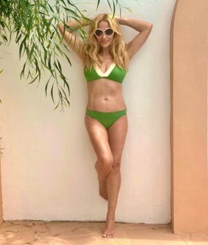 Marta Sánchez Instagram - Relax. 💚🤍 Y bikini… que hacía años que no los usaba.  Gracias @my.beautyexperience por esas sesiones de #emsculpt que se notan… y mucho!! Bikini: @lauravecino_official @lauravecinoa  #martasanchez #martisimasanchez #verano2024