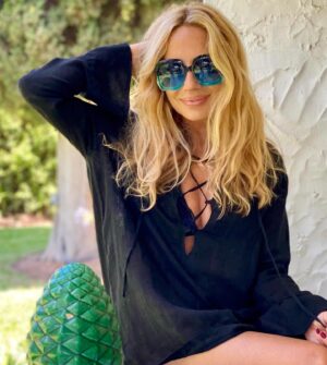 Marta Sánchez Instagram - Mismo rincón, mismas gafas, (de @starlitefestival) diferentes años…. 🩵💛🦋🩵 (Primeras de este #verano2024 las últimas de #verano2021 ) #recuerdos #marbella #martasanchez #martisimasanchez