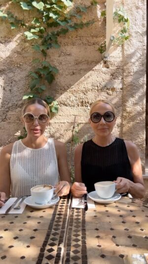 Marta Sánchez Instagram - Cuando nos juntamos en verano 2.0 💥 
@carolabaleztena y yo muy a lo #baccara #blackandwhite #mariaymayte @mrmood_official @cuchy_es @cafeparisienarta @ethnicadeco #martasanchez #martisimasachez #verano2024