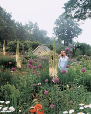 Martha Stewart Instagram - When Martha was four years old, her father handed her a screwdriver and showed her how to wiggle it between the cracks of a cobblestone path in their Nutley, N.J., yard to dig out a weed. Within a few hours, she'd cleared the whole path, and discovered a lifelong passion for gardening. Since then, she has filled acres of landscape with everything from colorful perennial borders and fruit trees to thriving rose bushes and an allée of boxwoods. At the link in our bio, she walks us through four of her homes—past and present—that have shaped her as a gardener, and shares the decisions and details that make each one spectacular. 📷: 1: @freemanstudio 2: @zeschin 3: @hughstewart_ 4: @victorschrager 5: @johndolanphotog 6: @pieterestersohnphoto 7: Richard Felber