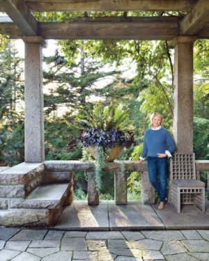 Martha Stewart Instagram - When Martha was four years old, her father handed her a screwdriver and showed her how to wiggle it between the cracks of a cobblestone path in their Nutley, N.J., yard to dig out a weed. Within a few hours, she'd cleared the whole path, and discovered a lifelong passion for gardening. Since then, she has filled acres of landscape with everything from colorful perennial borders and fruit trees to thriving rose bushes and an allée of boxwoods. At the link in our bio, she walks us through four of her homes—past and present—that have shaped her as a gardener, and shares the decisions and details that make each one spectacular. 📷: 1: @freemanstudio 2: @zeschin 3: @hughstewart_ 4: @victorschrager 5: @johndolanphotog 6: @pieterestersohnphoto 7: Richard Felber