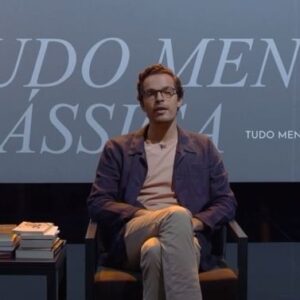 Martim Sousa Tavares Instagram - "Chamem-lhe tudo menos clássica."

Com o @nuno.marques.pinto chegou o oitavo e último episódio, que também podia ter sido o primeiro, deste programa em perspectiva circular. ♻️

Foi um prazer. Aprendi muito ao escrever estes programas e estou grato à @rtp_2 pelo voto de confiança. 
A quem acompanhou, obrigado! ✌🏻

Pode sempre ser visto na box ou na rtp play (link nas stories). 👆🏻
_
Coordenação RTP2 @danielgorjao
Produção @isabelroma 
Vestido por @isto.pt 
Calçado por @citadinshoes