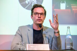 Martim Sousa Tavares Instagram - Obrigado a todos os que vieram e fizeram transbordar a sala do @ambitocultural.eci para o lançamento do livro!
Muito tocado pela vossa presença e pelas palavras do Gonçalo M. Tavares, que me ficaram gravadas na memória. 🥹

Enquanto leitor apaixonado de toda a vida, acho que não há coisa mais bela do que celebrar um livro, a leitura e a partilha de ideias. 💡
O livro segue o seu caminho pelas vossas mãos e eu vou-me encontrando de norte a sul do país com os leitores. Até já!

@livros_zigurate 
@carlosvazmarques